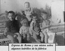 Esposa de Romo y sus nietos sobre algunos ladrillos de la fábrica